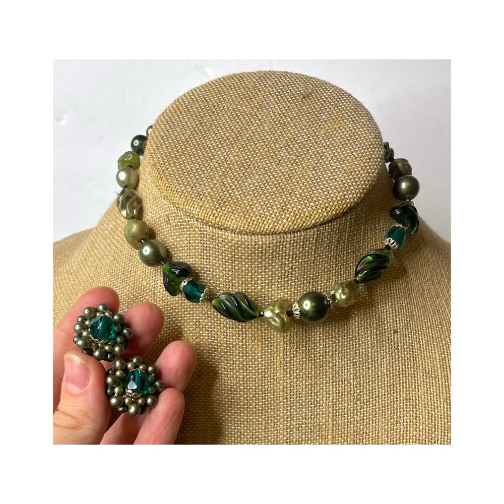Vintage Retro Emerald Green Beaded Choker w/ Circular Pearl Cluster Clip Ons